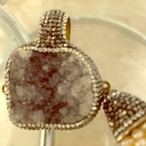 Single Druzy necklace piece with dangling pearls!